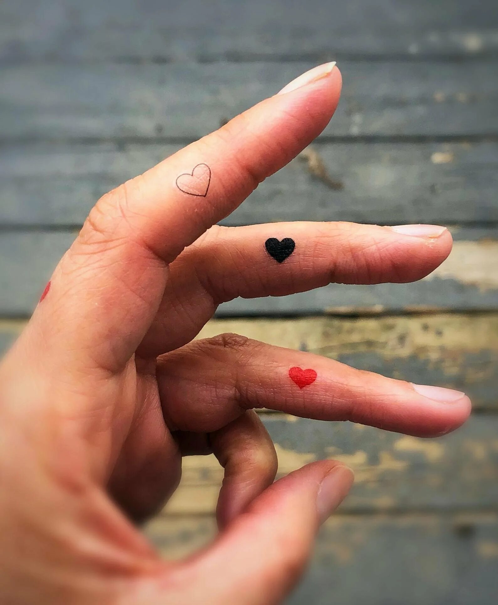 тату сердце на пальце безымянном. тату на пальцах. тату сердце на пальце. тату сердечко на пальце безымянном. нарисованное кольцо на пальце.