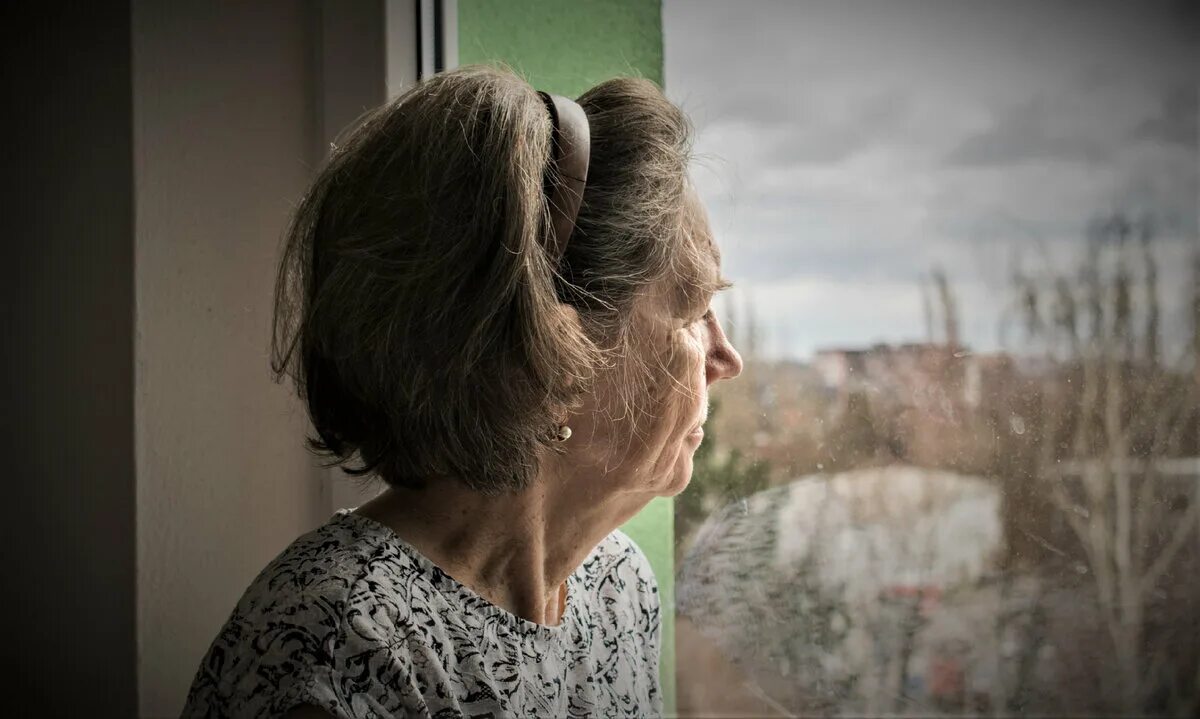 Пожилые люди. Одинокие пенсионеры уход. Переезд пенсионеров. Одинокие пенсионеры уход. Одинокие пенсионеры уход.