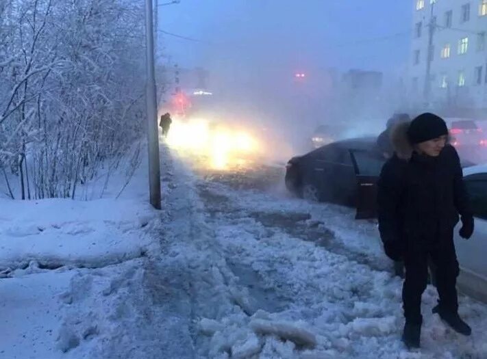 Якутск прорвало трубопровод. ПРОРВАЛА трубу на улице Якутии. Прорванные трубы зимой Якутск. Трубу прорвало зимой на улице в Якутске. Якутск закрыт