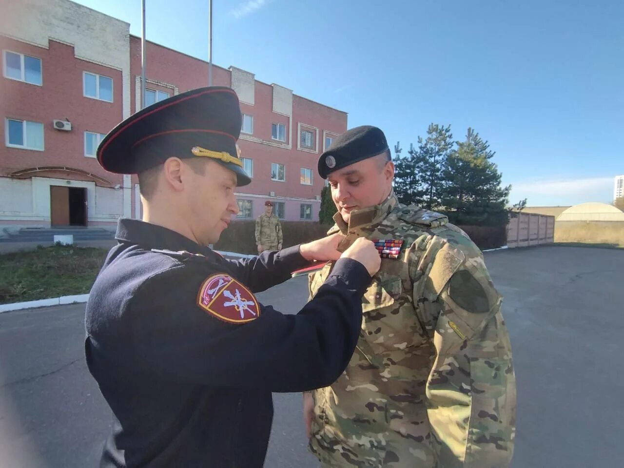 Когда приехал омон. Сотрудники спецназа. ОМОН Росгвардии. Сотрудник ОМОН. Российский ОМОН.