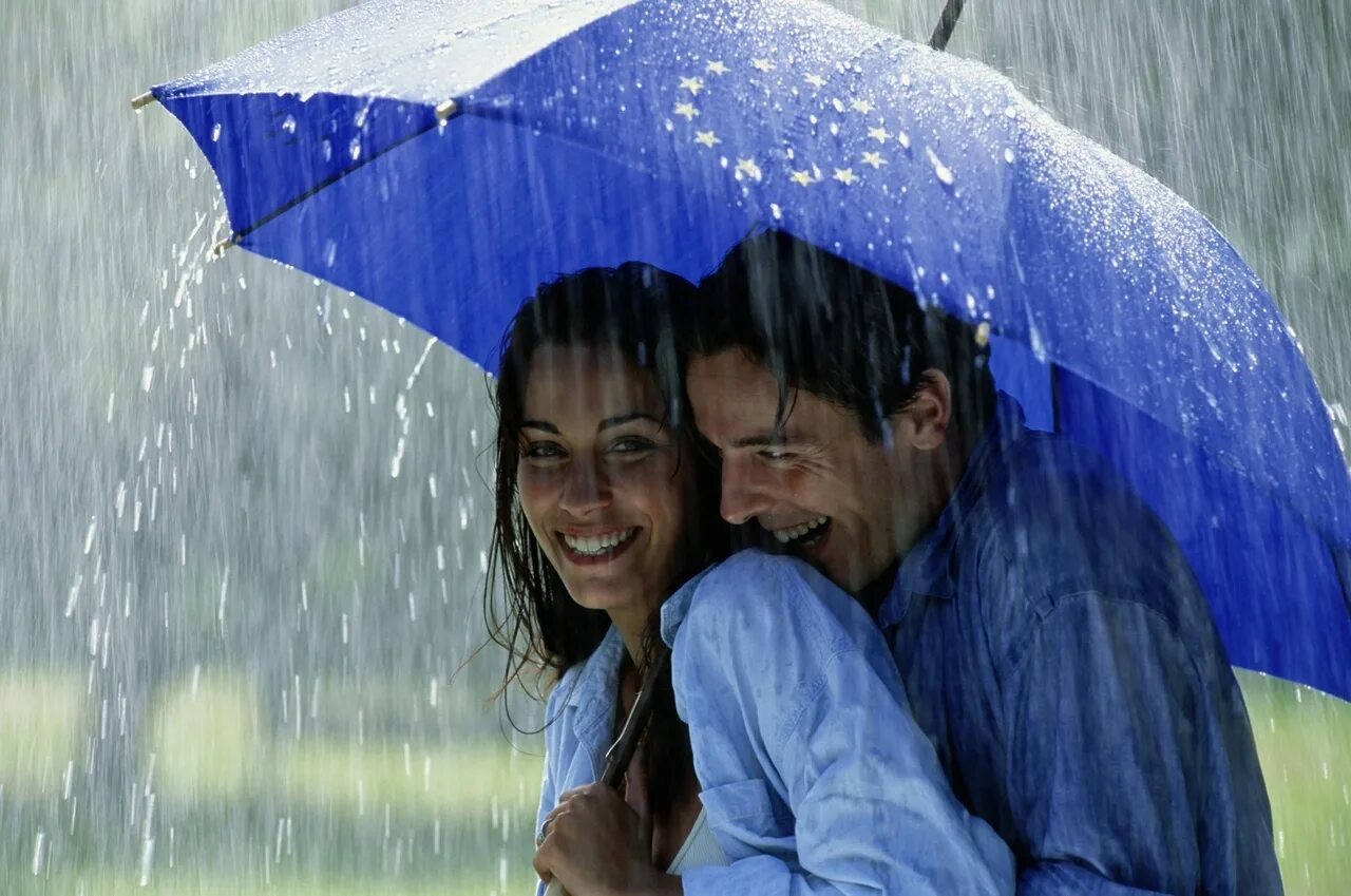 Слушать песню человек влюбленный. Двое АРД дождём. Влюблённые под дождём. Под дождем. Гулять под дождем.