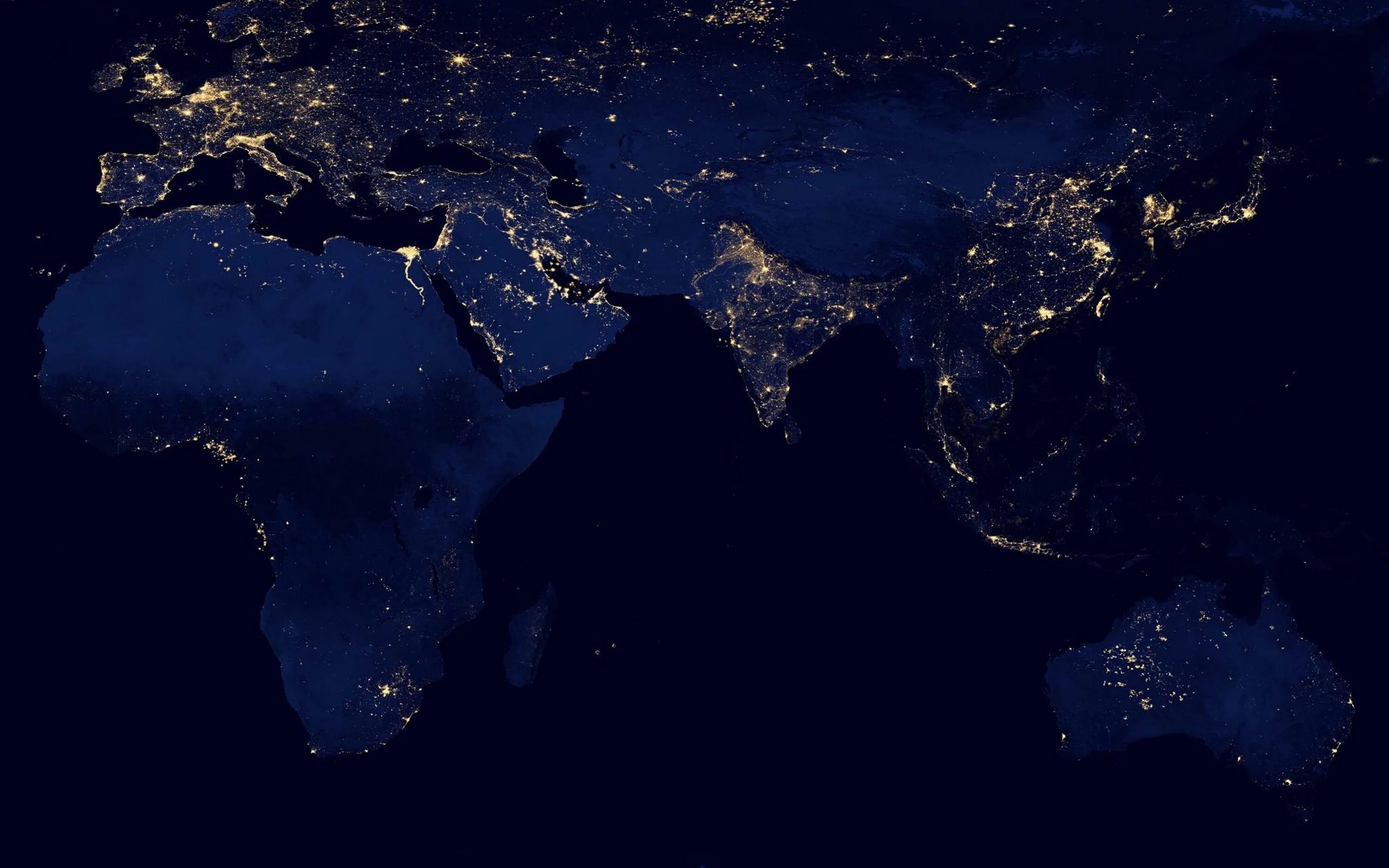 Окр мир ночью. Ночные снимки земли из космоса. Планета земля ночью. Вид ночной земли из космоса. О земле и космосе.