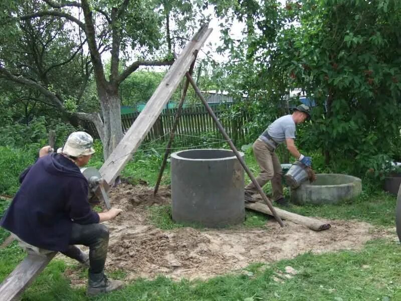 Тренога для копки колодца. Приспособления для рытья колодцев. Приспособление для опускания бетонных колец. Тренога для установки колец колодца.