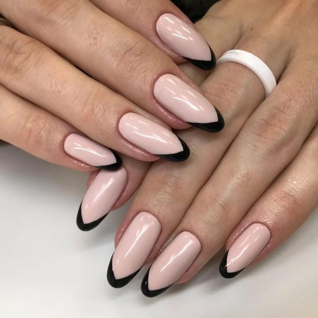 Серебрянный френч миндаль. Идеи маникюра на миндальную форму френч. Готический миндаль выкладной френч. Френч на миндалевидных ногтях. Идеи маникюра на миндальную форму френч.