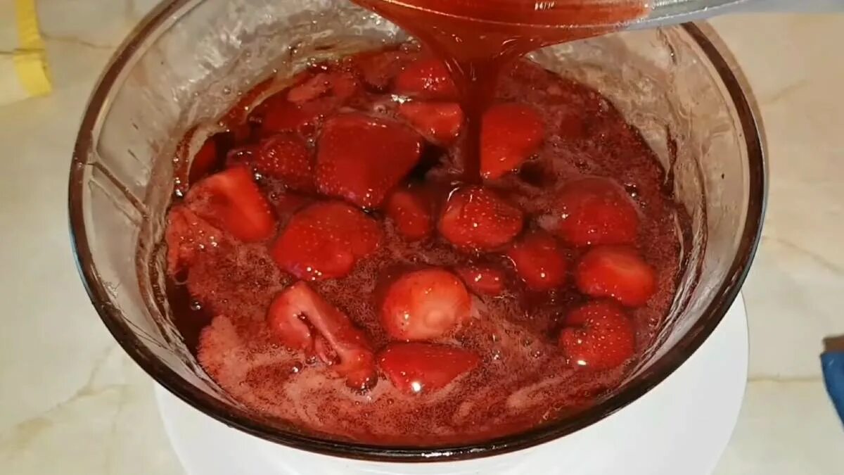 Клубничное варенье фото. Клубничное варенье без варки ягод. Клубничное варенье с миндалем и ликером. Варенье клубника. Варенье хоккей.