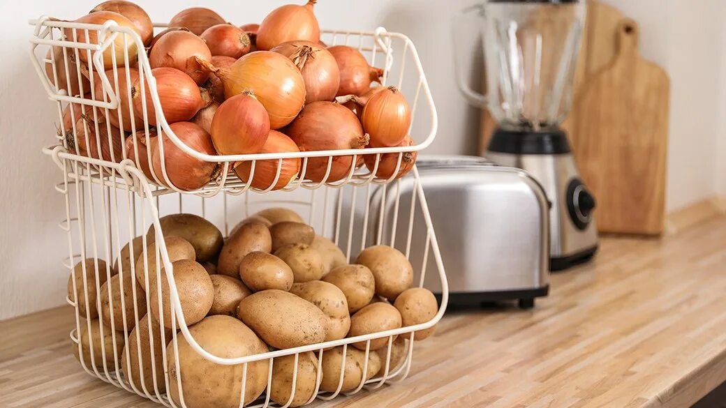 Можно хранить картофель в холодильнике. Хранение картошки. Контейнер для хранения картофеля.