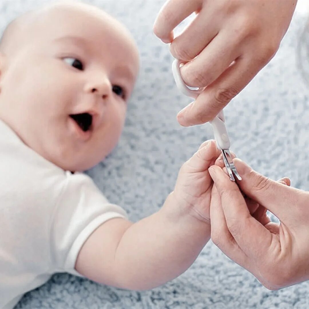 Как подстричь новорожденного. Стричь ногти новорожденному. Ногти у новорожденных детей. Уход за ногтями новорожденного. Ребенок подстригает ногти.