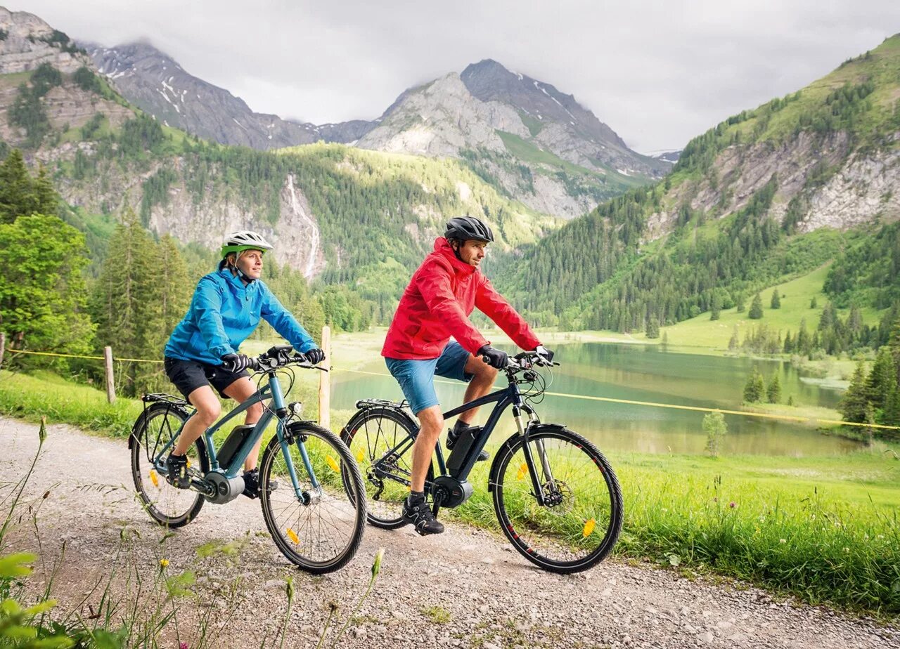 Bike travel. Путешествие на велосипеде. Путешественник на велосипеде. Туризм на Горном велосипеде. Прогулка на велосипеде.