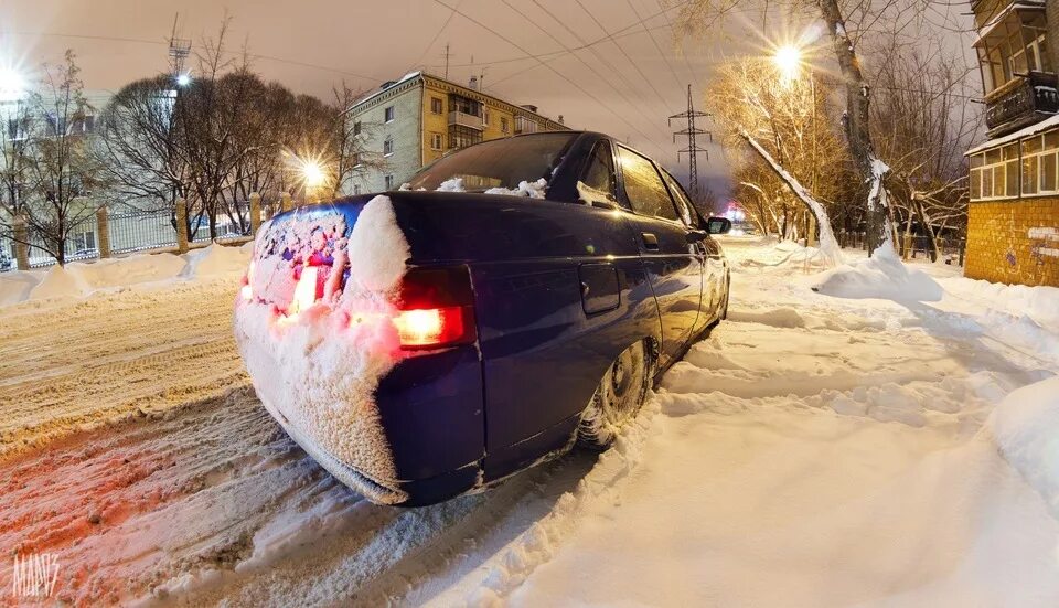 Кидай рядом. Розовая ВАЗ 2114 зимой. ВАЗ 1109 зима. ВАЗ 2114 зима перевернулась вечер. ВАЗ 2114 стащило с дороги зимой.