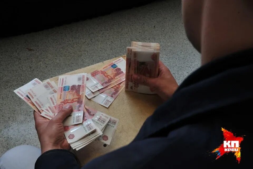 Человек инвестирующий деньги. Куда вложить миллион. Вложить 1500000. Жить на дивиденды. Куда вложить небольшие деньги.