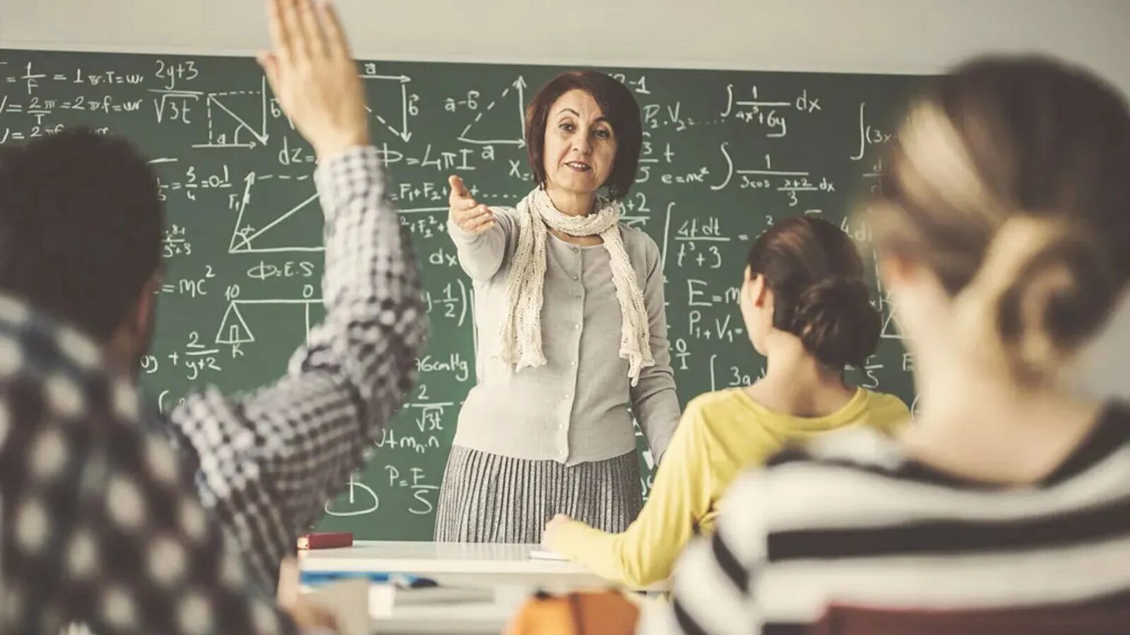 Педагог и ученик. Любовь учителя к предмету. Любовь учителя к предмету. Учитель и студенты. Знания рисунок.