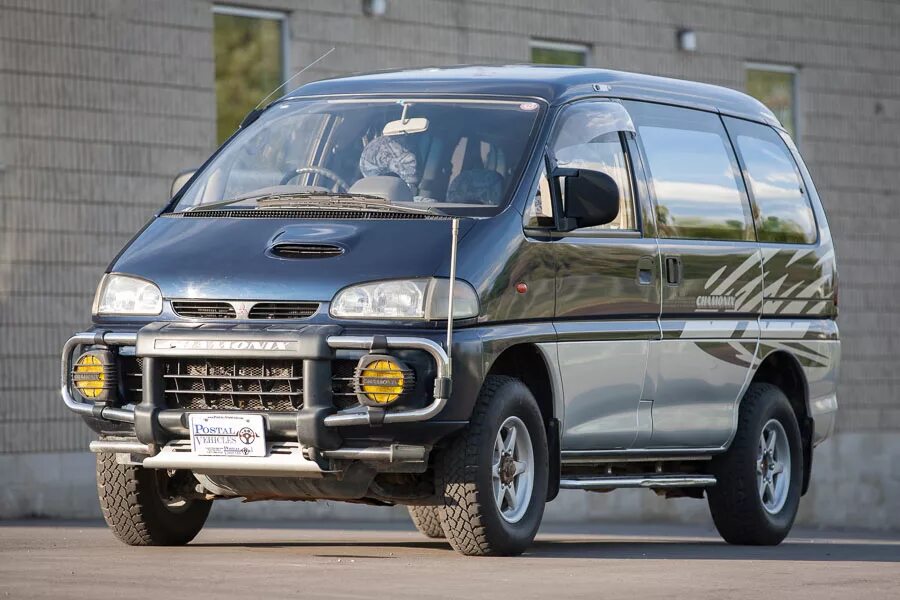 Купить микроавтобус полный привод. Mitsubishi Delica Space Gear. Mitsubishi минивэн Delica. 2006 Mitsubishi Space Gear Delica Tuning. Митсубиси Делика Спейс Гир.