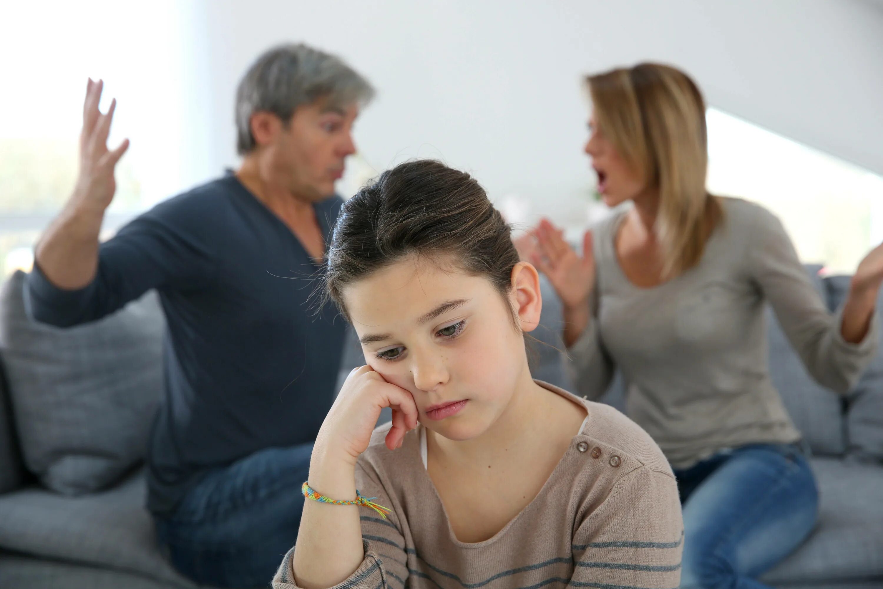 My parents are very well. Конфликт родителей и детей. Конфликт в семье. Ругают подростка. Ссора родителей.