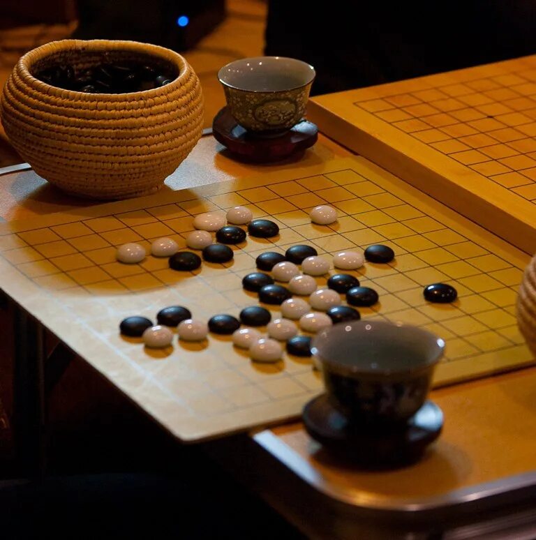 Китайская игра go. Китайские шашки го. Бадук игра. Китайские шашки (вэйци). Китайская игра с камнями
