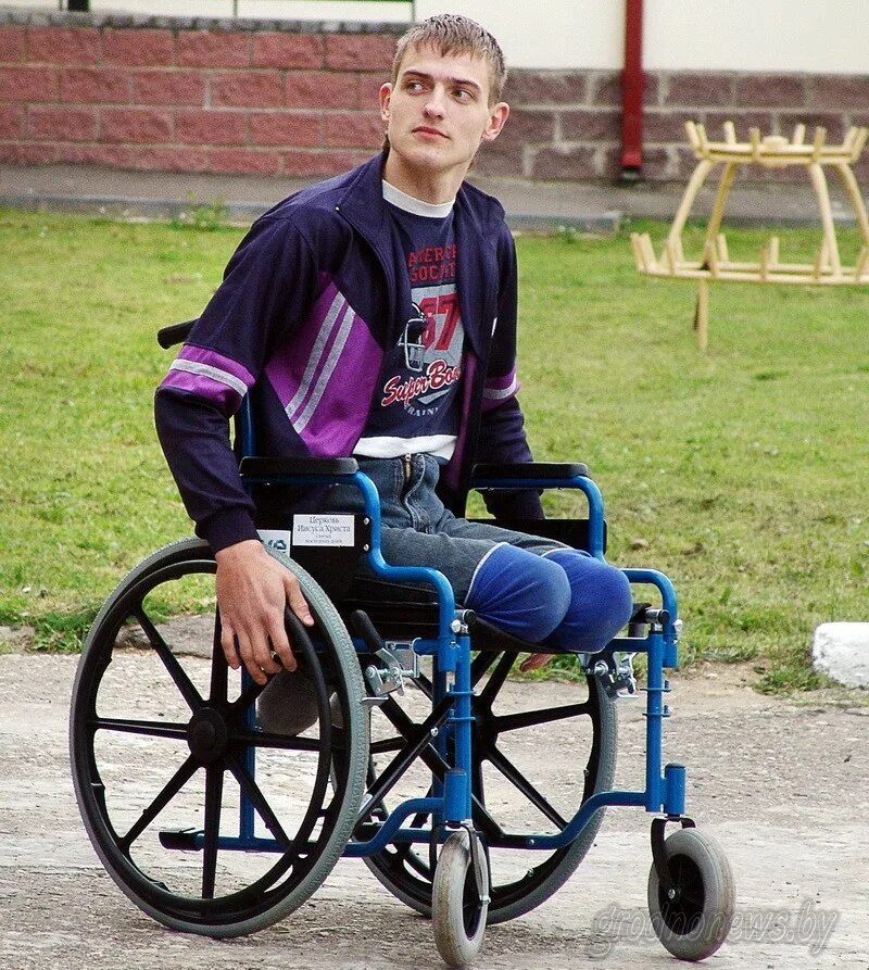 Каким то странным инвалидом. Челик в инвальдной коляске. Человек в инвалидной коляске. Человек на коляске. Парень инвалид.