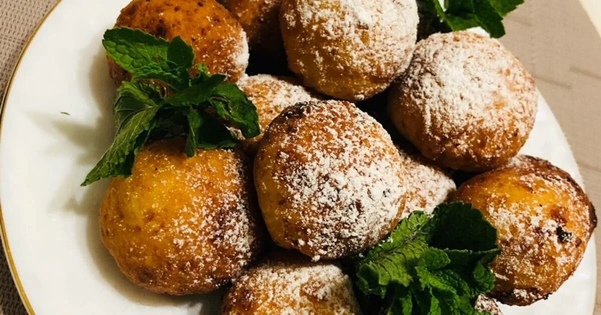 творожные колобки во фритюре. круглые творожные шарики. колобки жареные в масле. творожные пончики шарики. творожные шарики в масле.