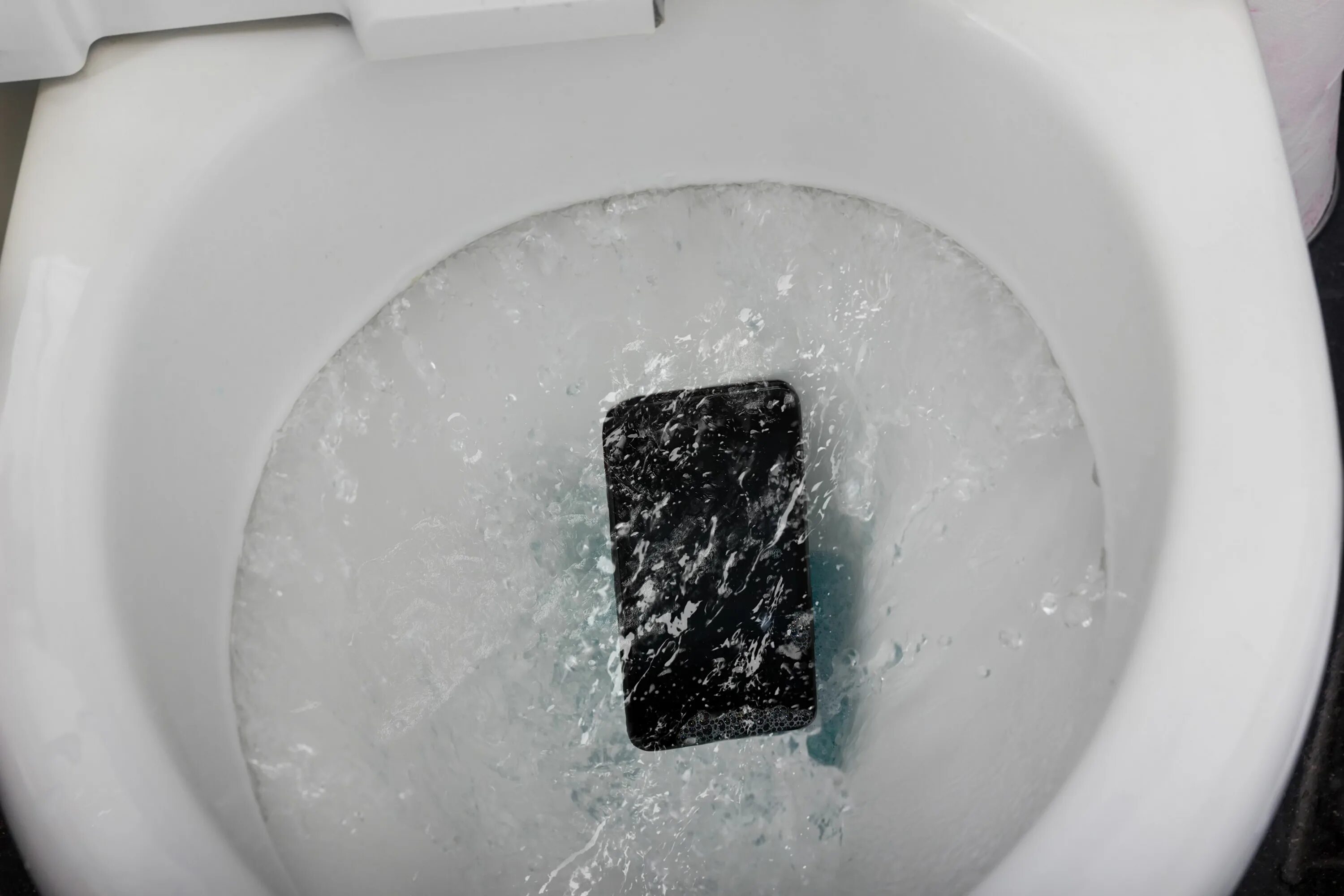 Утонул в туалете. Унитаз смартфон. Телфон в уитазе.