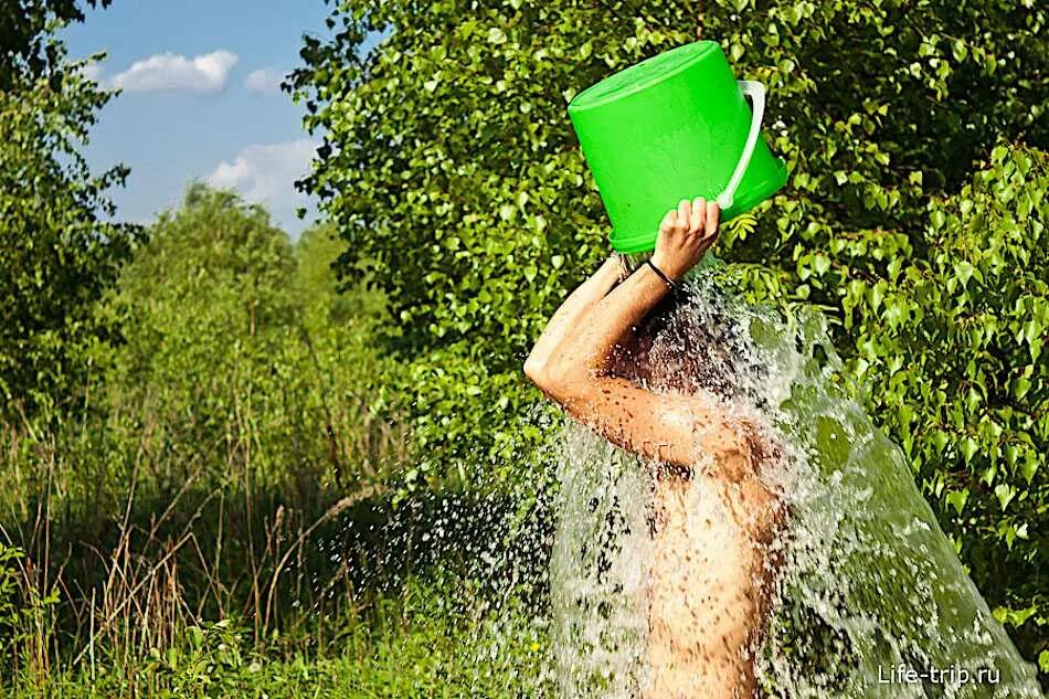 Обливание закаливание. Обливание холодной водой. Обливание из ведра. Ведро с водой. Даю ведро воды