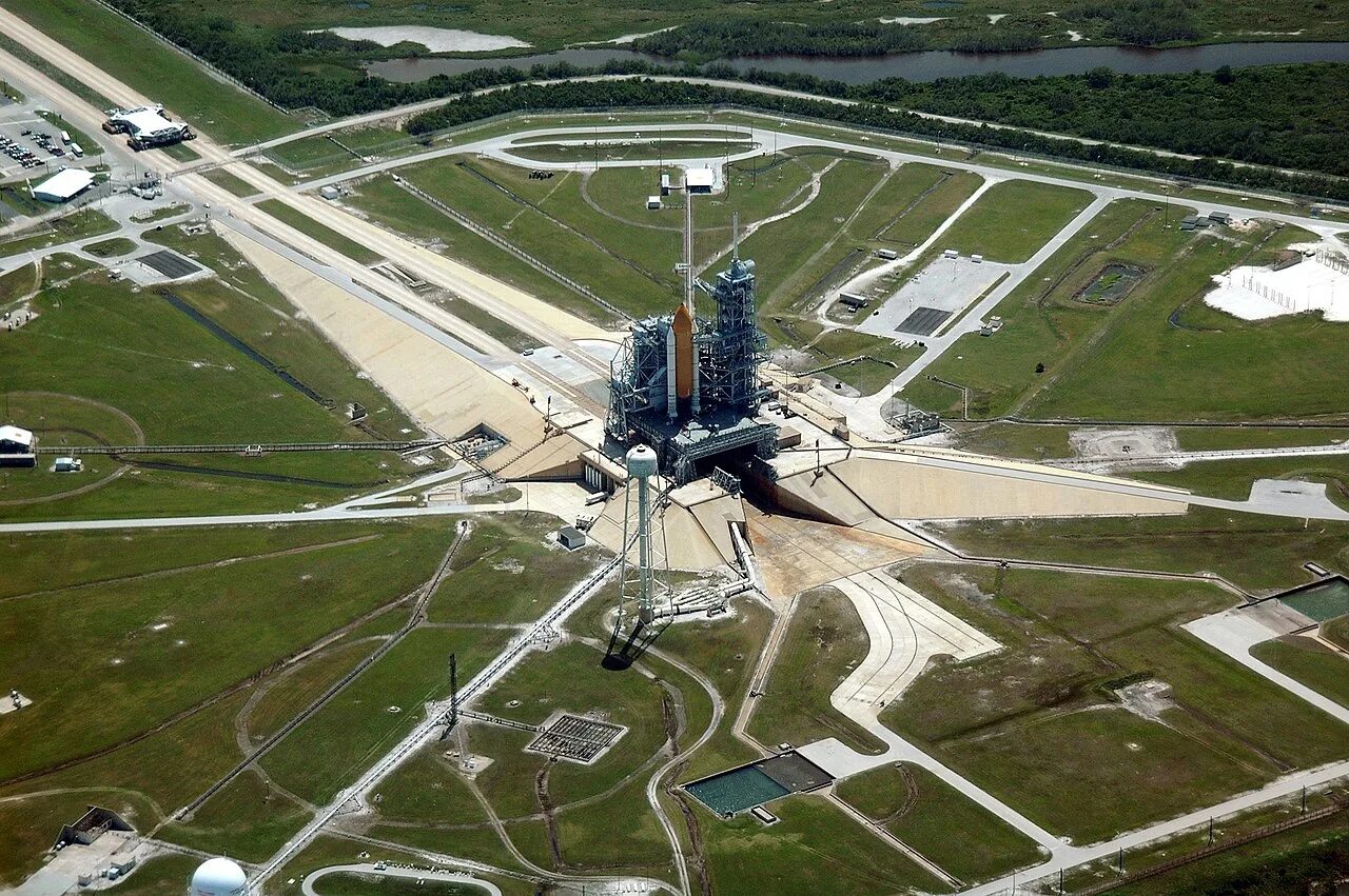 Взлётная площадка космодром Кеннеди. Стартовая площадка Kennedy Space Center. Космодром Байконур с высоты птичьего полета. Космодром Байконур вид сверху.