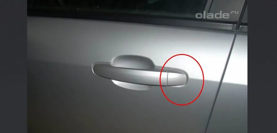 Лада веста открытие замка ключом. Как открыть ладу весту без ключа. Как открыть весту если сел аккумулятор. Заглушка личинки замка лада веста. Как открыть ладу весту без ключа.