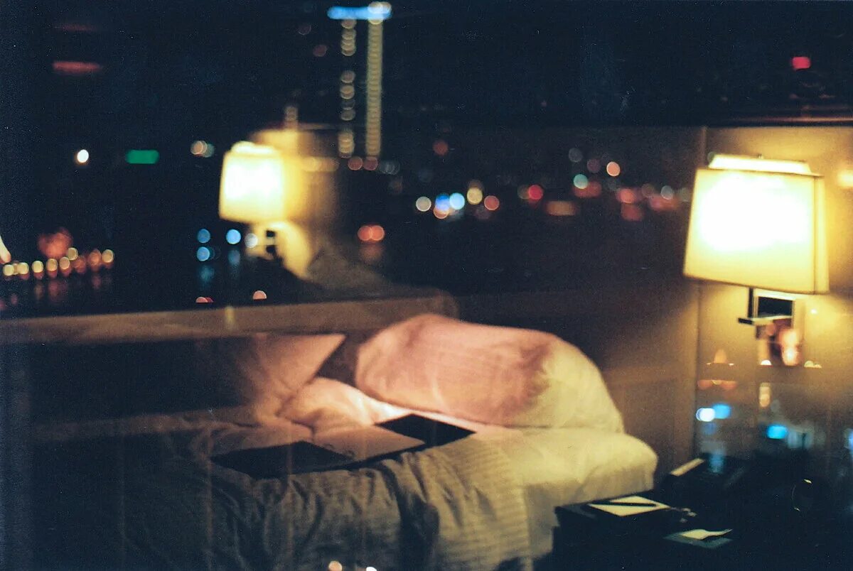 Не спится ночью причины. Кому не спится. Бессонница. Открытки про сон смешные. Не спится ночью.