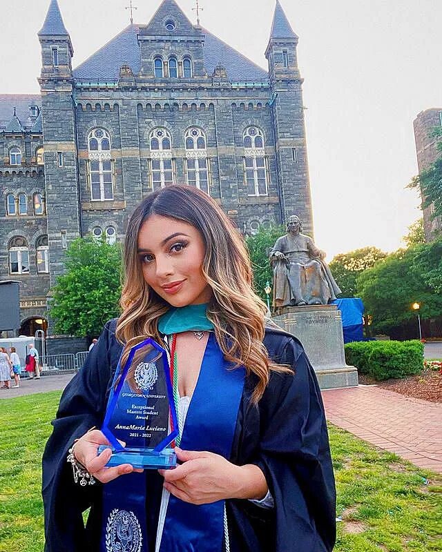 Бутылки биос. Актриса анна валтон. Био анне. Bottle biosphere новелла. Био анне.