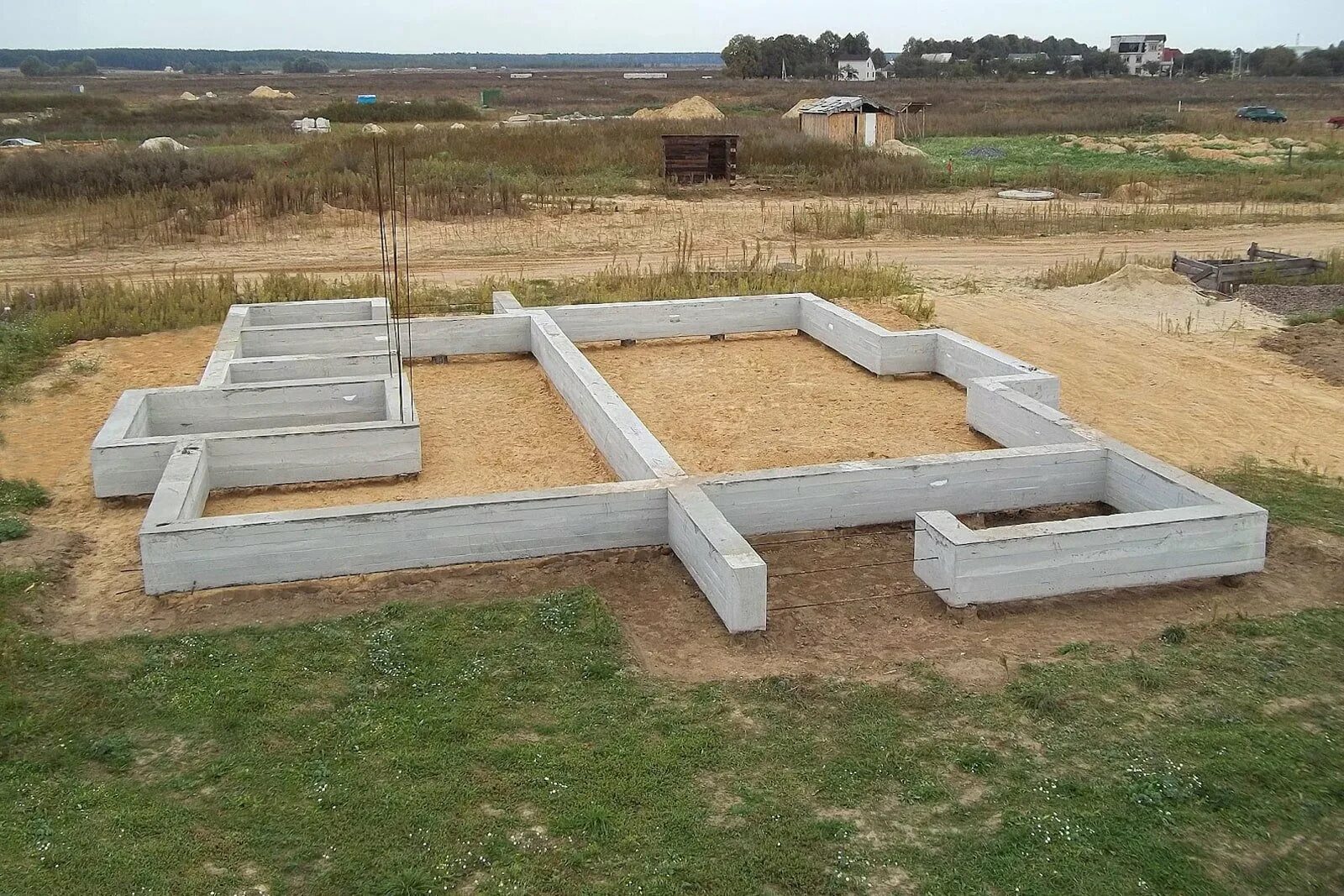 бетонный ленточный монолитный фундамент схема устройства. схема устройства плитного монолитного фундамента. ушп утепленная шведская технология. ленточный монолитный жб фундамент. утепленная шведская плита с ростверком технология.