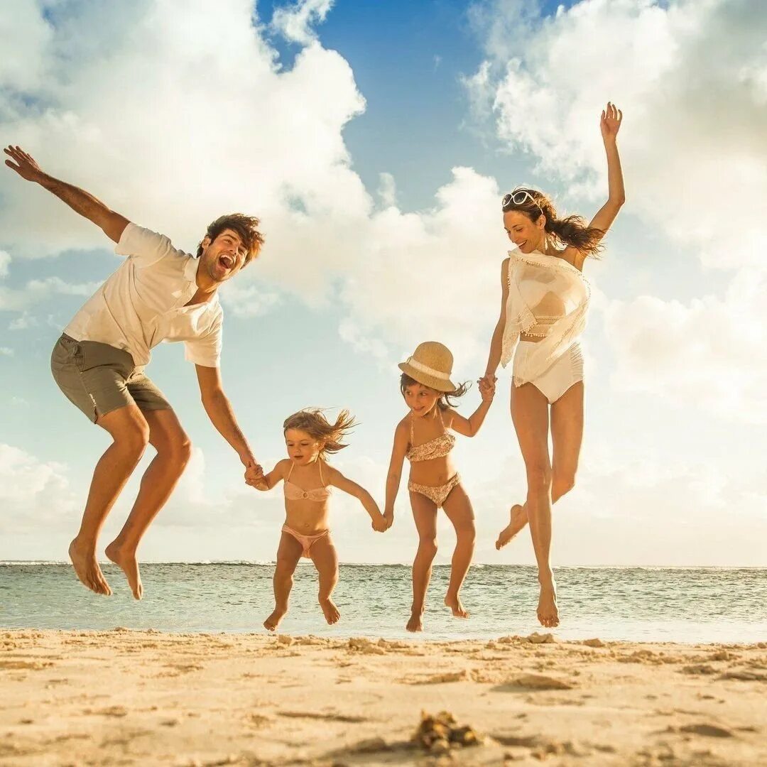 Море пляж семья. Счастливая семья на море. Семья на пляже. Дети на море. Мама после пляжа