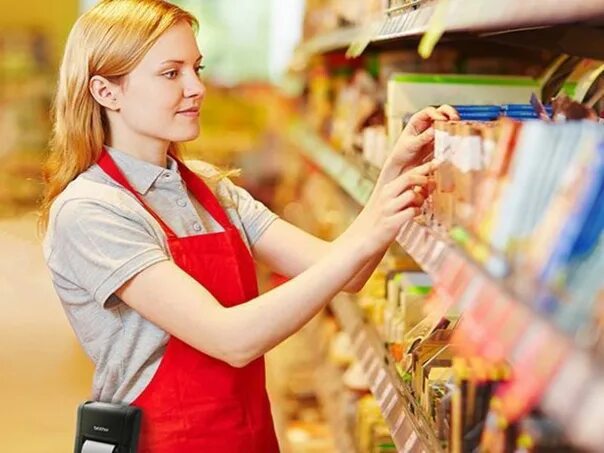Работа продавец с проживанием. Продавец еа выкладку товра. сотрудник на выкладку товара. сотрудник торгового зала. продавец на выкладку товара.