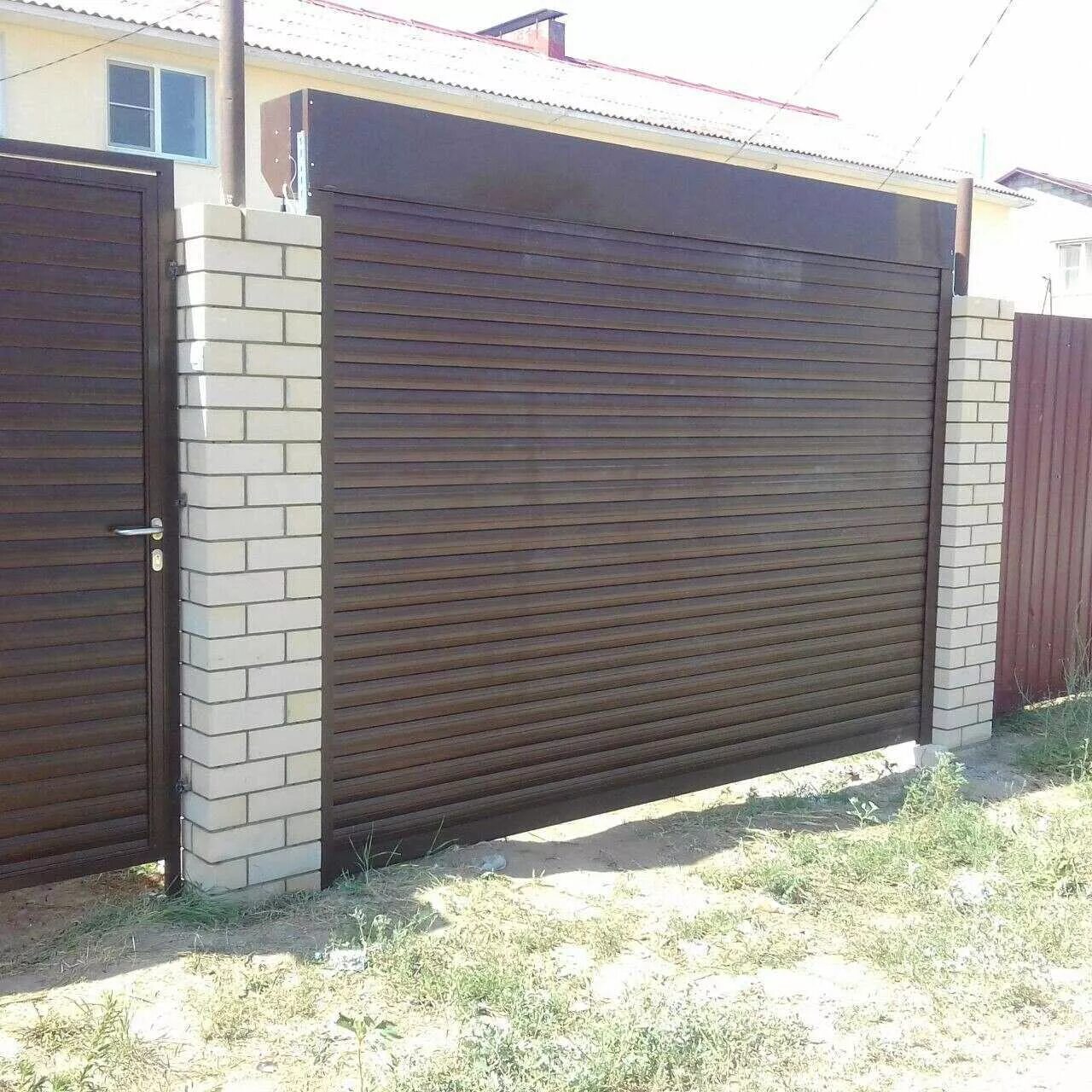 ворота роллетные для забора. уличные роллетные ворота алютех престиж. ворота роллетные для забора. ворота роллетные автоматические. ворота дорхан на забор.