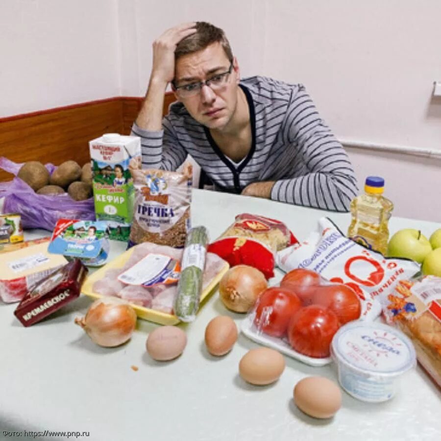 Вредная еда. Покупатель в магазине. Продукты для бедных. Продуктовая корзина россиянина. Продукты из супермаркета.