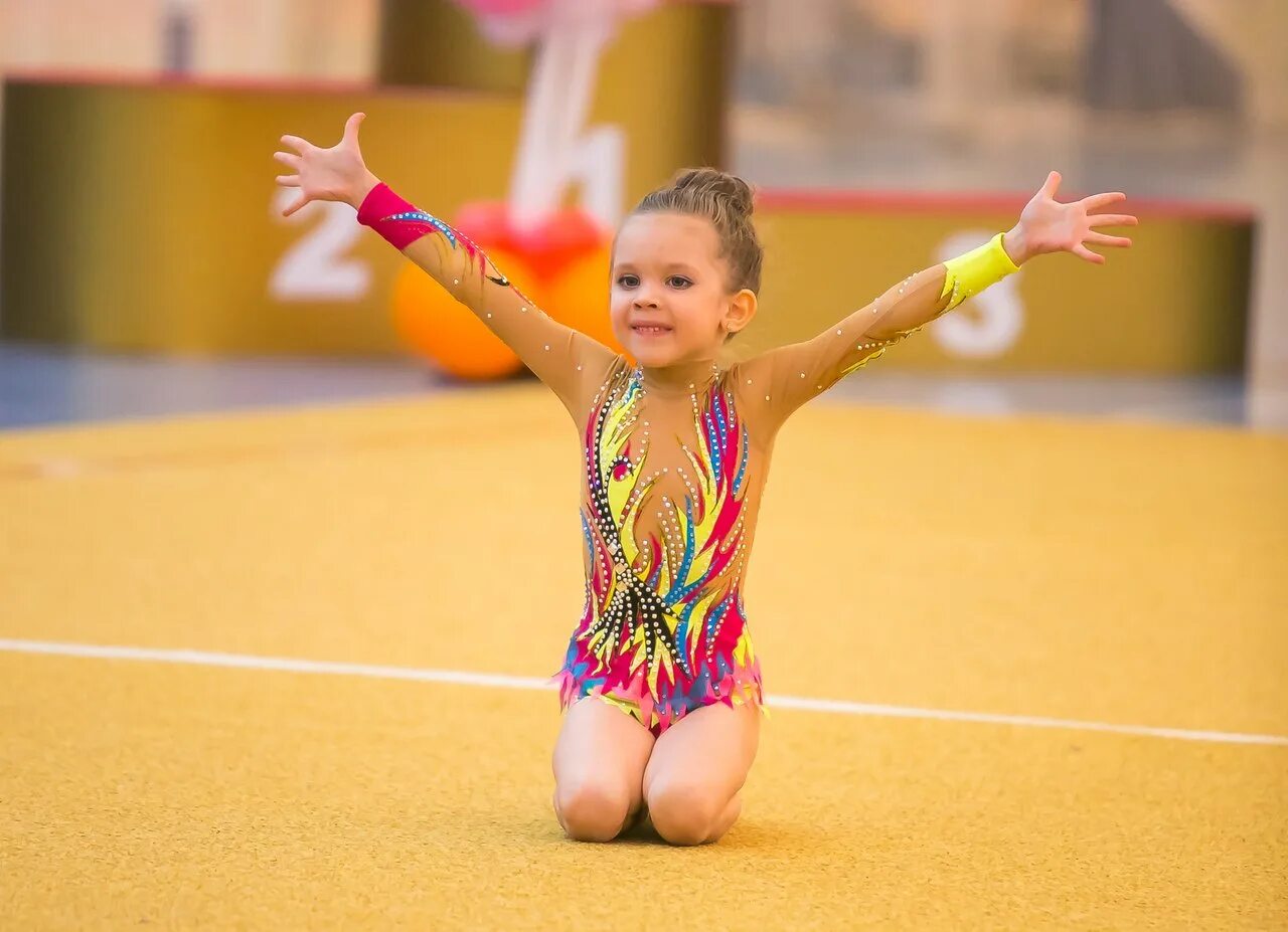Выступает девочка на гимнастике. Купальники для маленьких гимнасток. Ivan bobchinskij художественная гимнастика. Соревнования по гимнастике. Художественная гимнастика дети.
