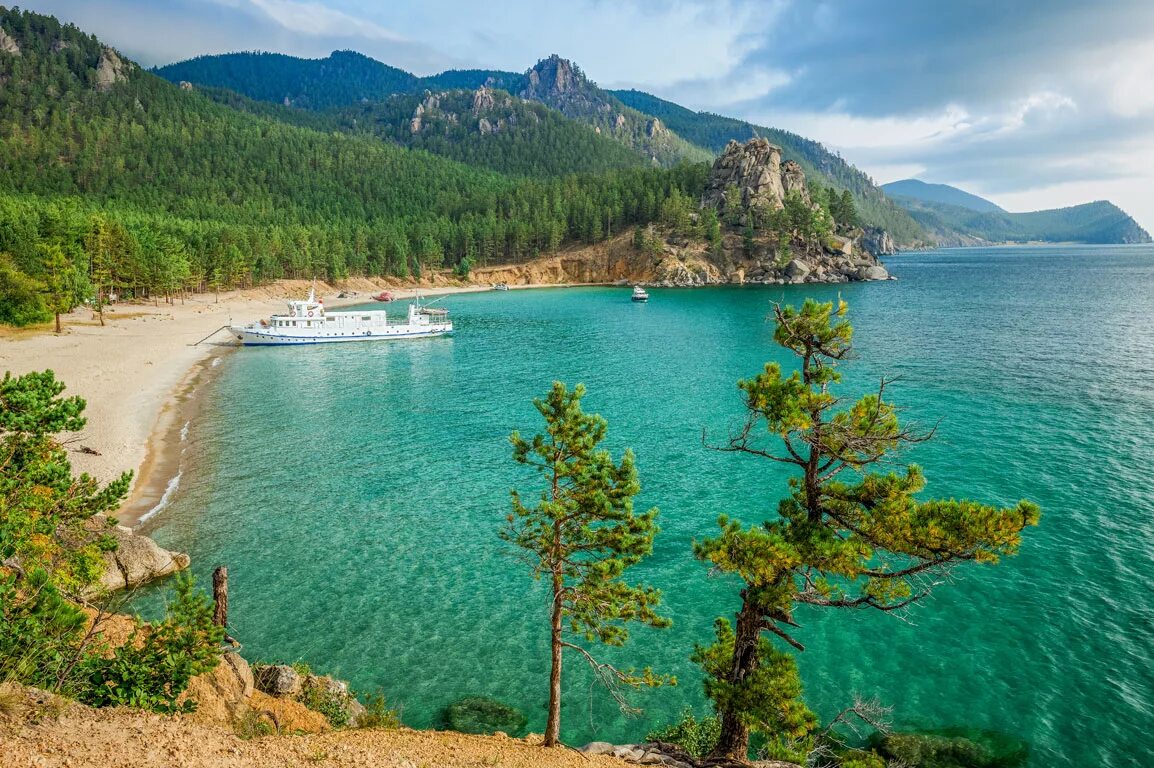 красивое озеро. самые популярные озера. озеро маккей канада. самые популярные озера. национальный парк кольсайские озёра.