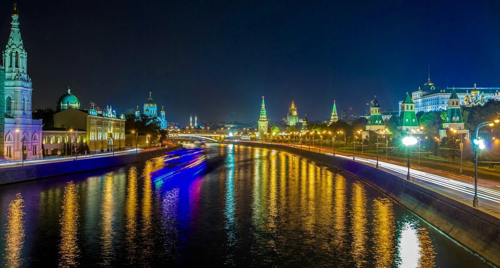 Ночной кремль. Москва фото города 2022. Москва самые дешевые. Москва самые дешевые. Рынок жилья москва.