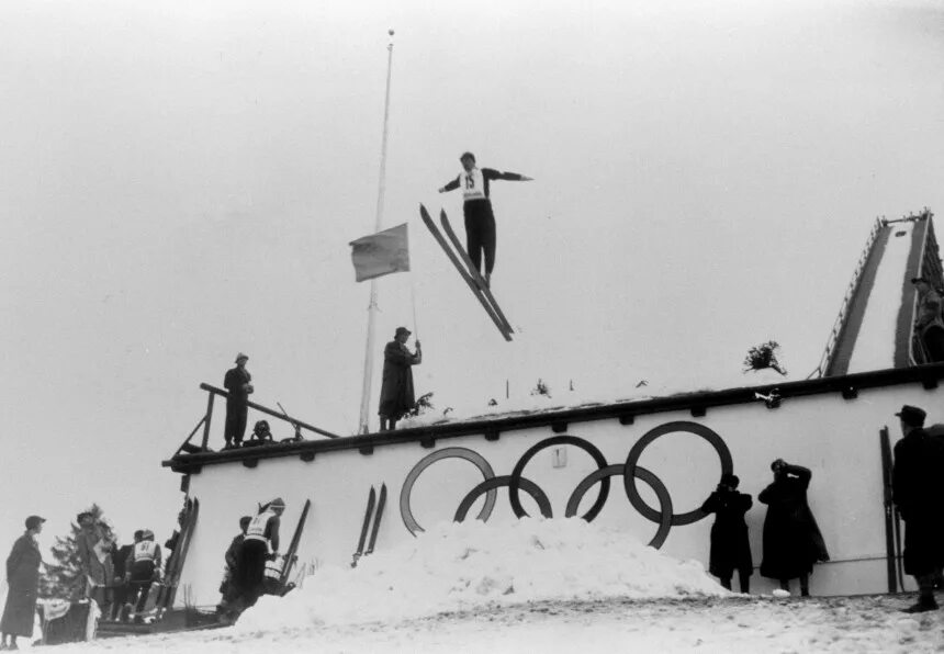 Зимние Олимпийские игры 1936 года в Гармиш-Партенкирхене. Олимпийских играх 1936 года в Гармиш-Партенкирхене, Германия.. Первые прыжки с трамплина на лыжах