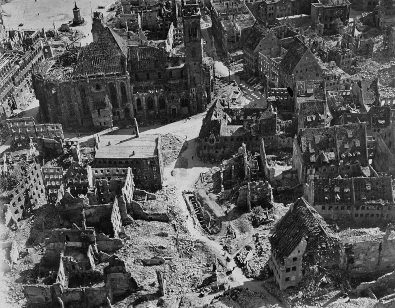 Германия после 1945. Дрезден бомбардировка 1945. Руины Германии 1945. Нюрнберг 1945. Нюрнберг после бомбежки 1945.