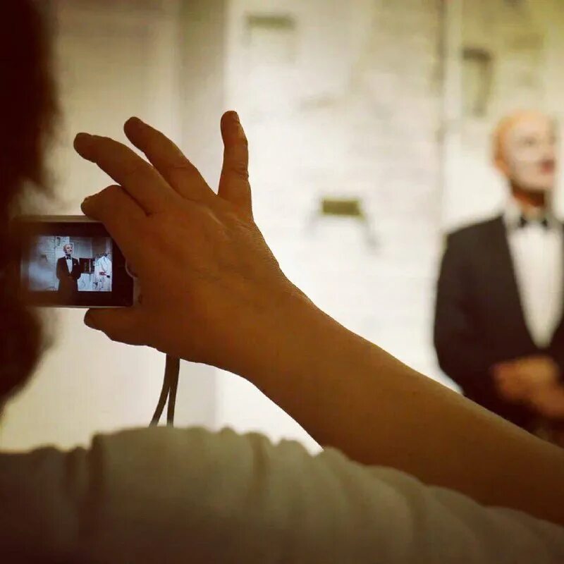 мысли в голове. искусство быть счастливым шопенгауэр. девушка радость. счастливая девушка. внутренняя свобода.