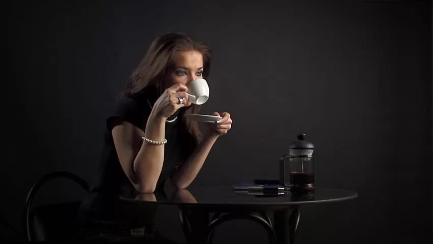 Мужчина с кружкой в руке. Люди в кафе. Девушка с чашечкой кофе. Красивая девушка с кофе. Утро мужчины.