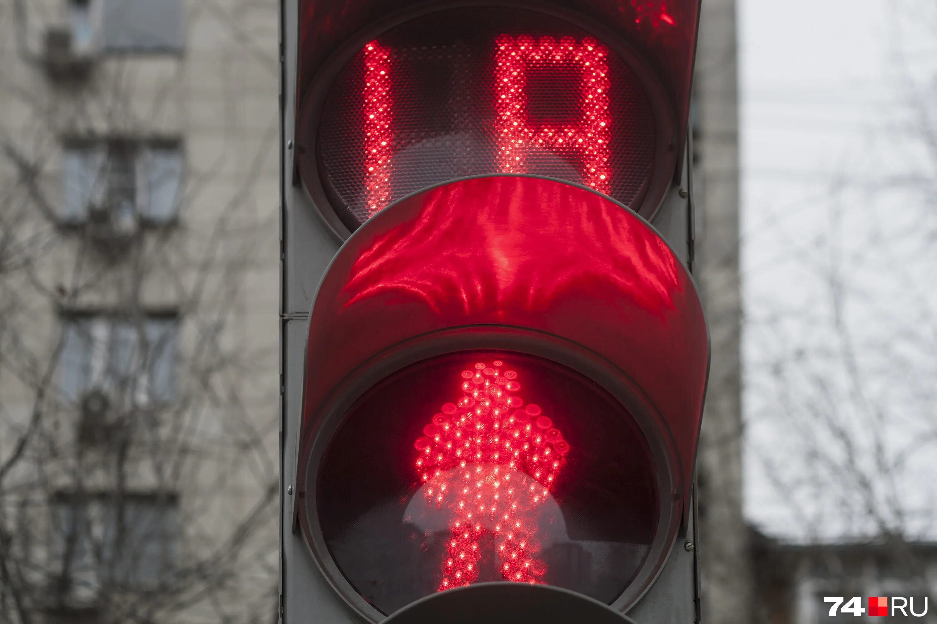 пешеходный светофор. светофор для пешеходов красный. пешеход нарушает. пешеходный светофор. пешеход красный свет.