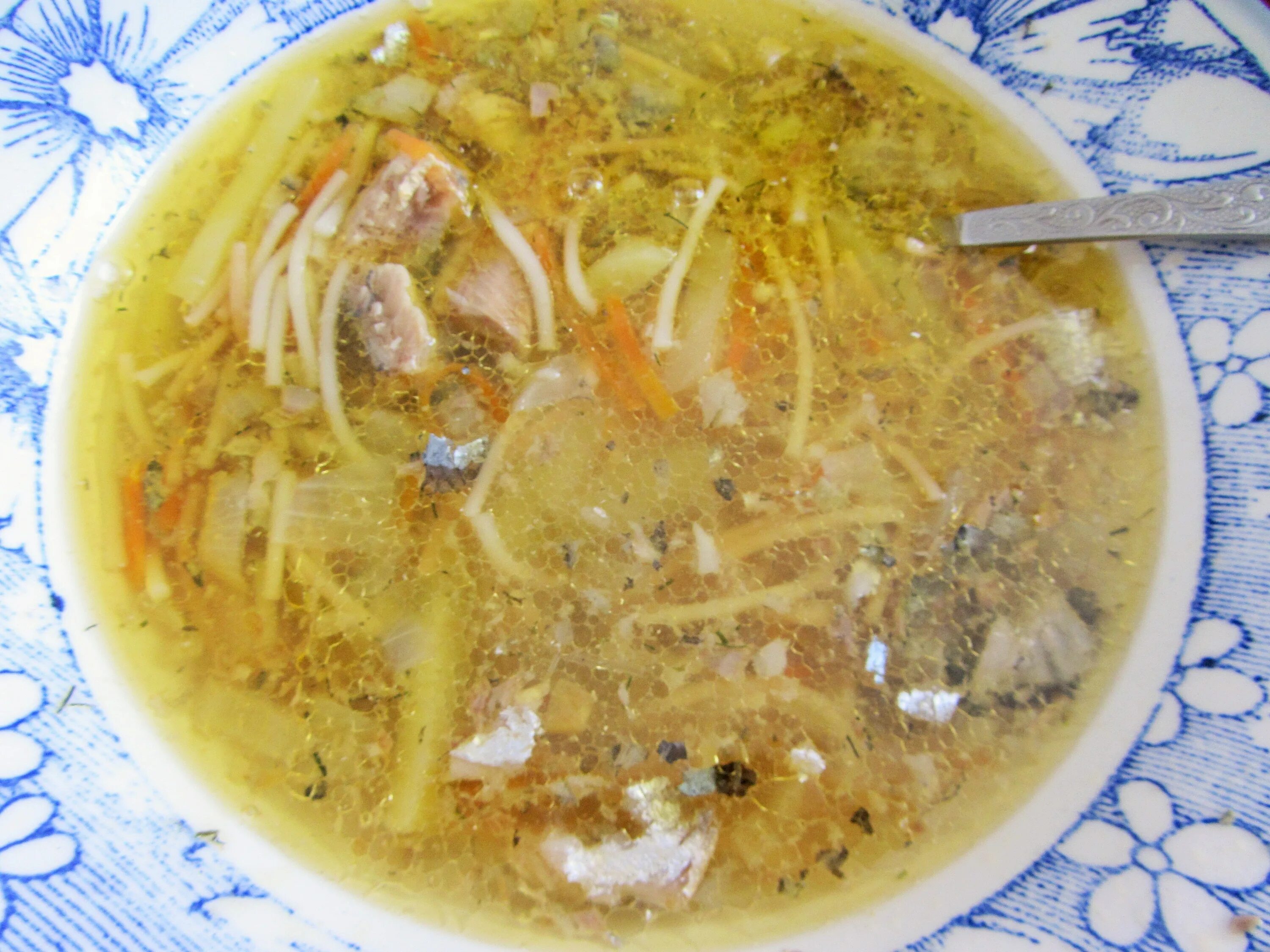 Из каких консервов варят суп. Суп из рыбных консервов с вермишелью. Рыбный суп с вермишелью. Суп из сайры консервированной. Вермишелевый суп с рыбой.