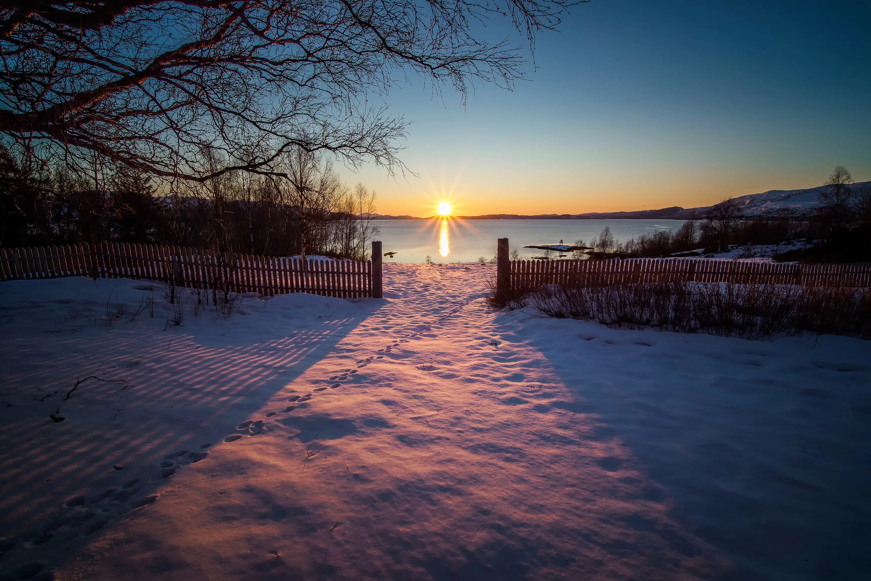 Солнце заходит зимой. Зимний закат в деревне. Зима солнце. Рассвет зимой. Закат солнца зимой.