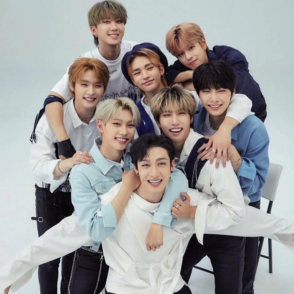 Участник четверо. Stray kids участники 2022. Мистер корея. One direction award. Группа romeo.