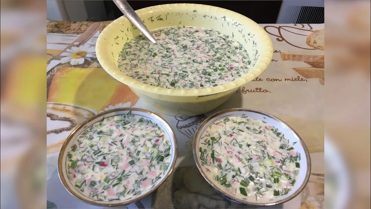Окрошка вкуснее на квасе или кефире. Окрошка 2022. Окрошка на квасе и кефире. Окрошка вкуснее на квасе или кефире. Окрошка мясная.