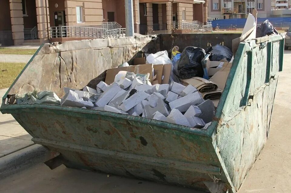 Пухто 12 кубов. Вывоз кубы. Мусорный грузовик. Как увезти резину от трактора в пикапе. Пухто 27 кубов.