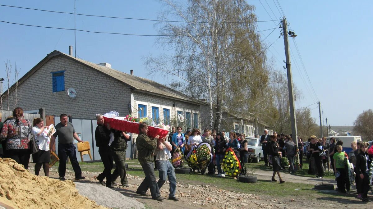 Погода поселке октябрьский павловский. Поселок Первомайский Новопокровский район. Жители села Сотниковское. Деревня Стрелица. Жители поселка Стрелица.