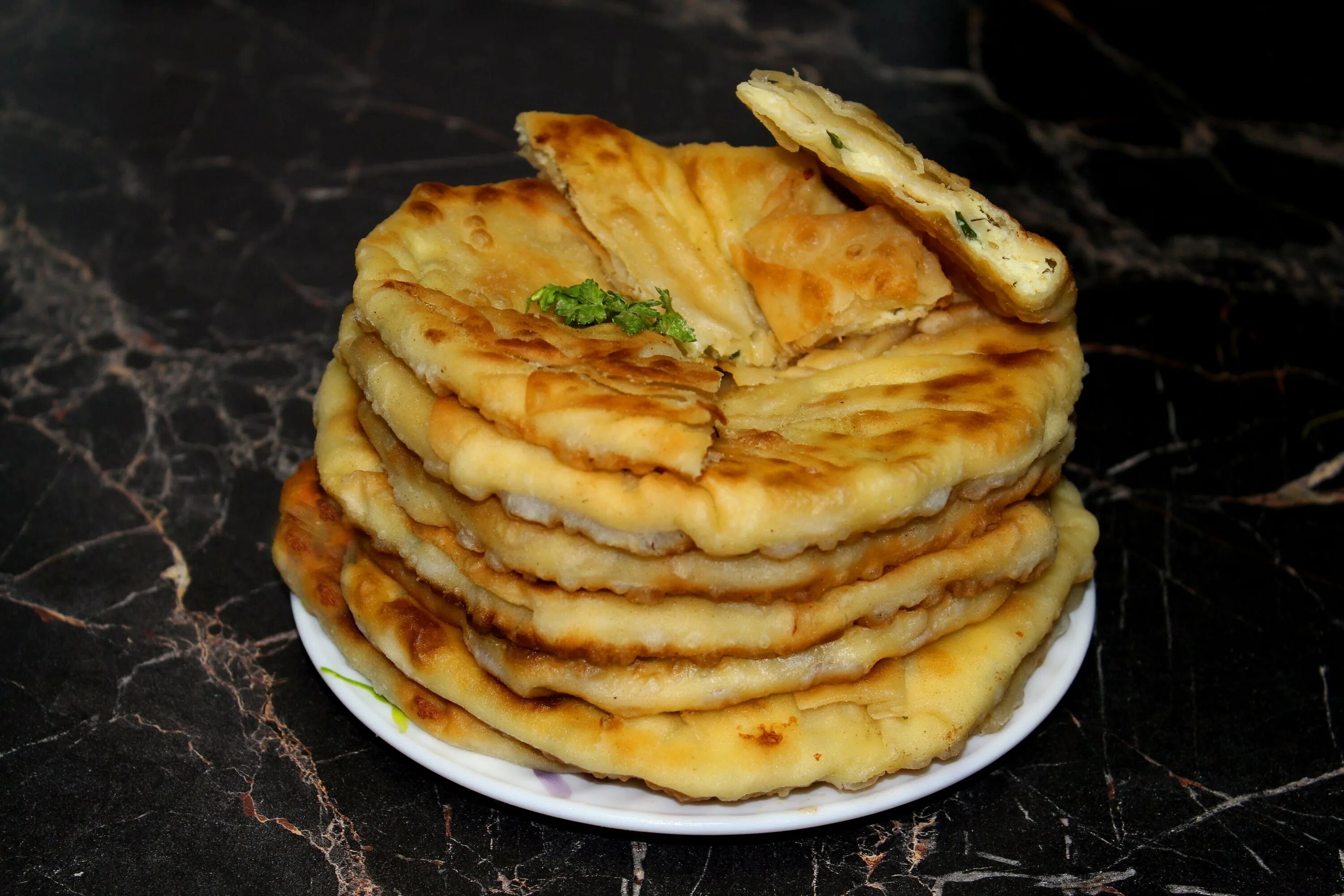 Тесто на чуду на сковороде. Тесто на чуду на сковороде. Дагестанские лепешки чуду. Чуду с картошкой и сыром. Азербайджанские кутабы с зеленью.