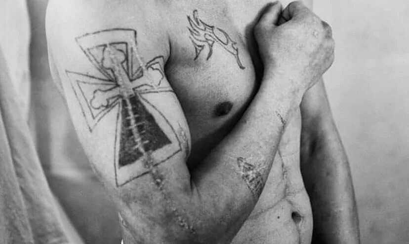 Тюремная татуировка глаза. Тюремные тату на руке. Тату зеков на спине. Без наколок. Тюремные наколки на пальцах.