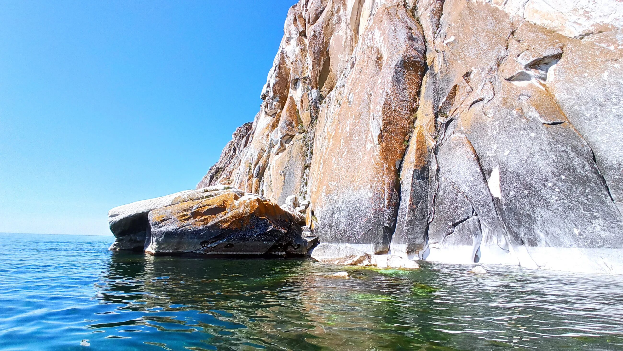 бухта саган заба на байкале. саган заба. озеро байкал утес саган заба. озеро байкал утес саган заба. саган-заба байкал.
