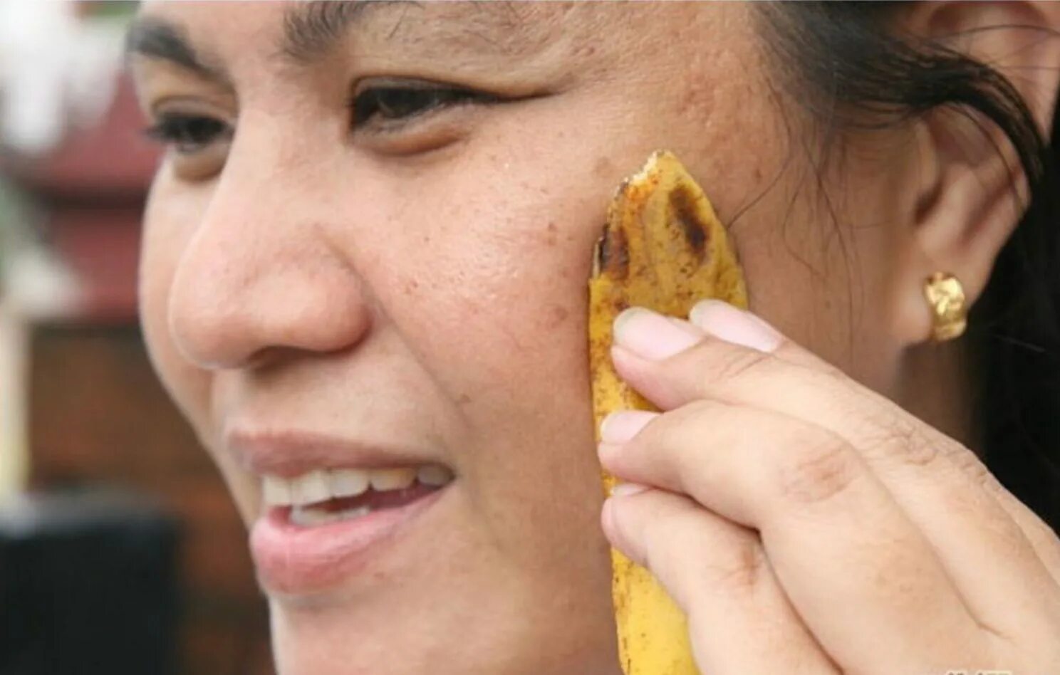 Человек кожура. Банановая кожура. Шкурка от банана для лица. Банановый кожурки для лица. Кожура от банана.