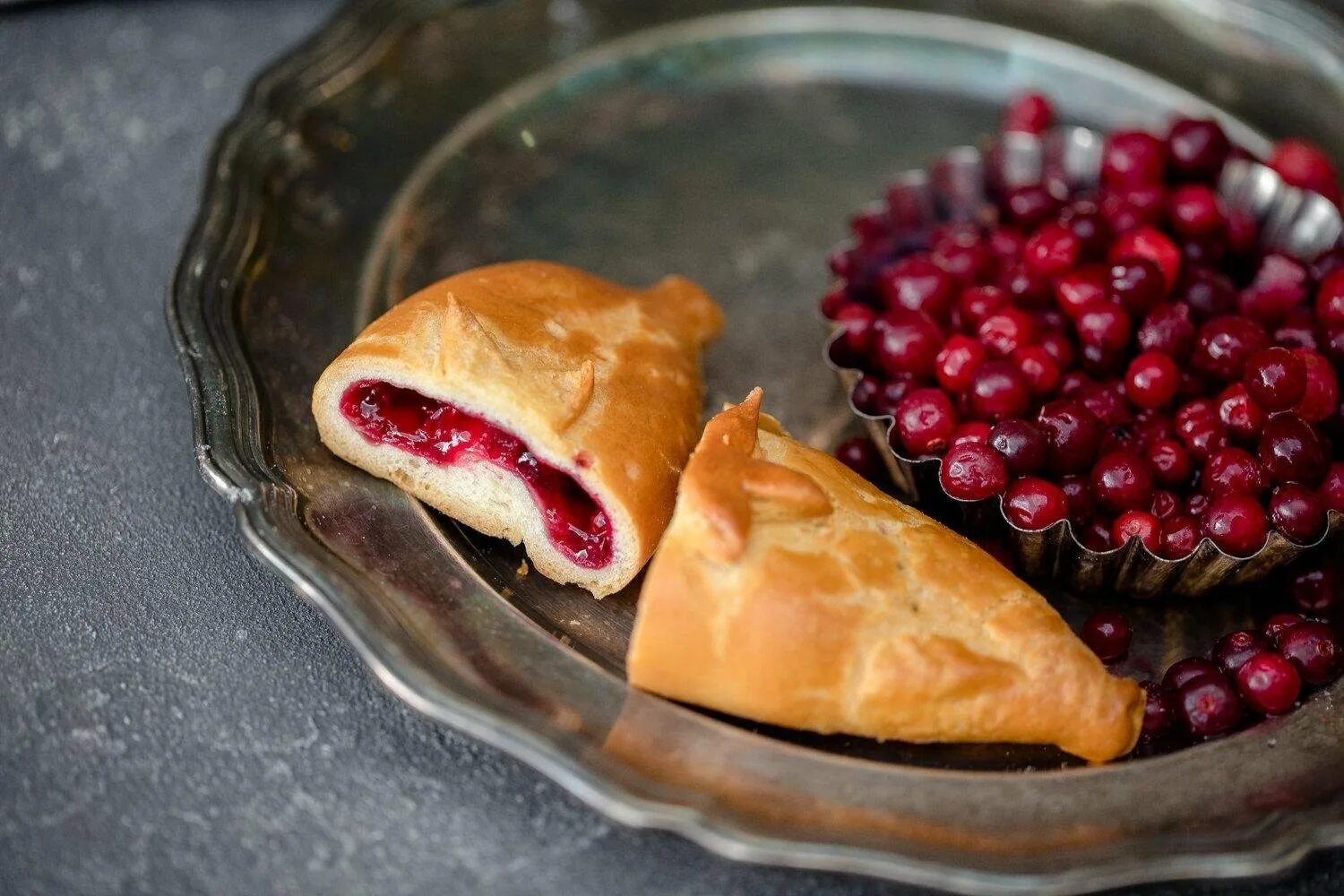 Пирожки с брусникой. Пирог с брусникой. Булочки с брусникой. Пирожки с ягодами.